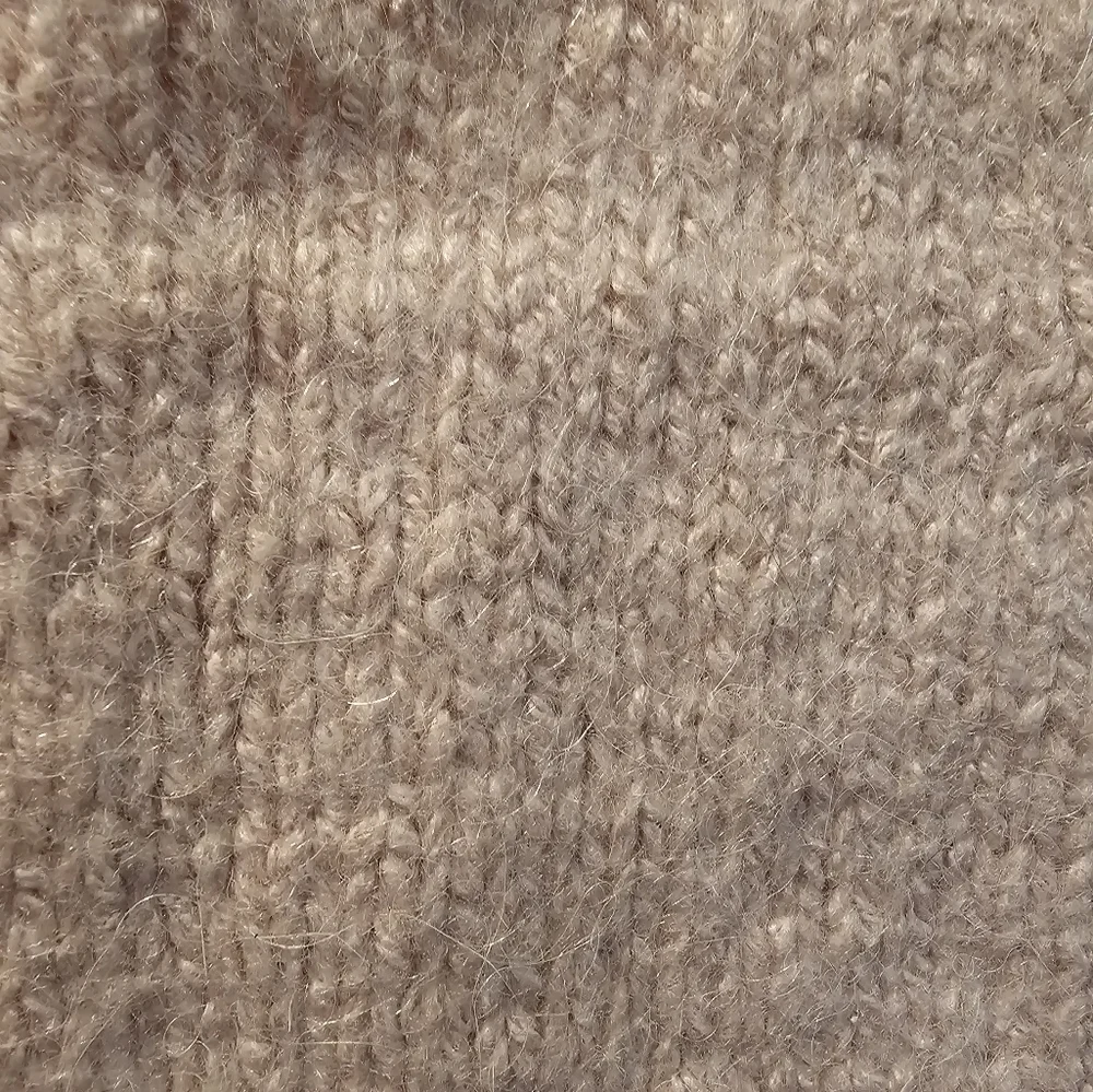 Gap 6-12 months sweater, missing loop to latch button